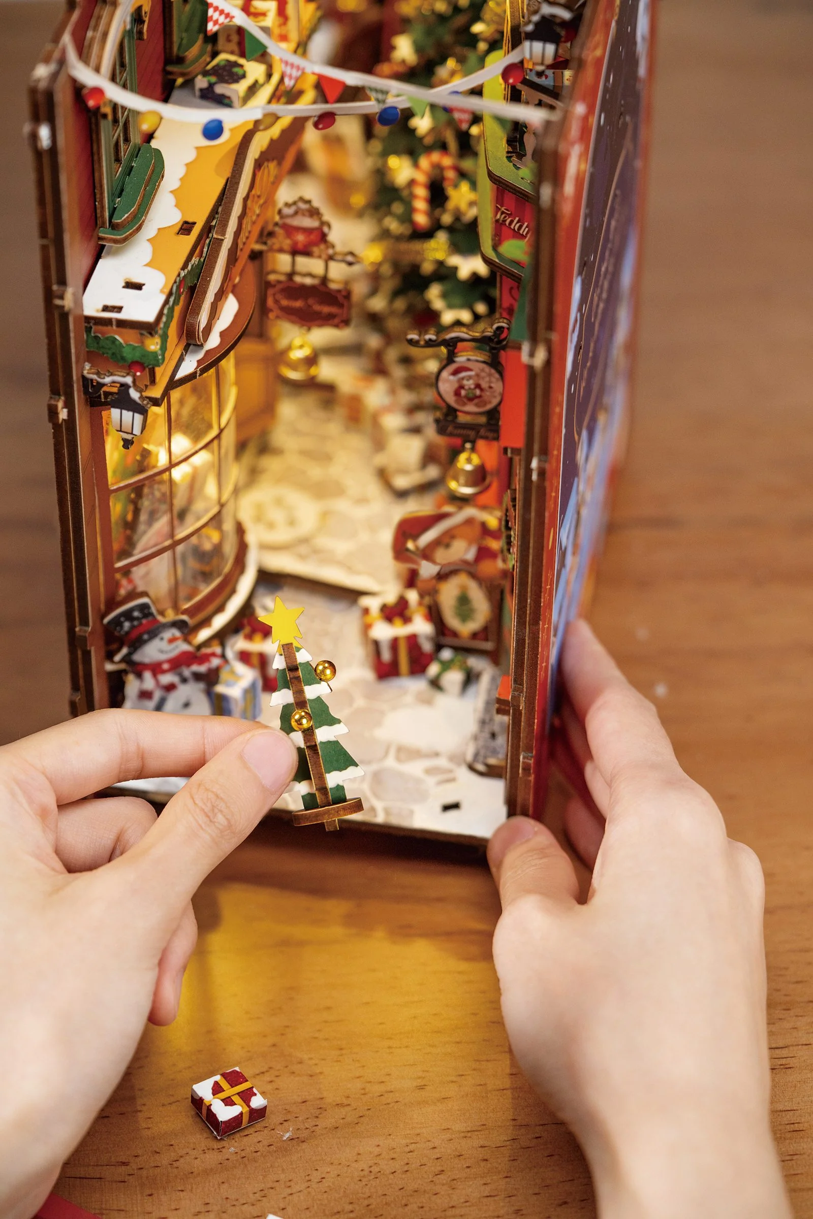 Robotime Book Nook Christmas Street TGC06 - Image 6