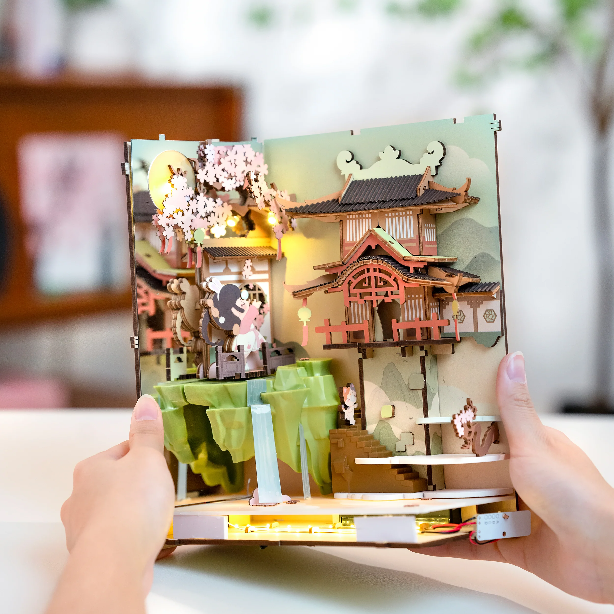 Robotime Book Nook Falling Sakura TGB05 - Image 4